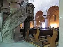 Chaire à prêcher (1500): escalier avec reliefs de St-Georges.