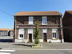 Habitations groupées par deux, près de l'entrée de la fosse.