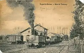 Carte postale d'avant la Première Guerre mondiale montrant un train mixte (voyageurs+marchandises) au départ de la gare de Nogent-le-Rotrou, tracté par la locomotive no 18