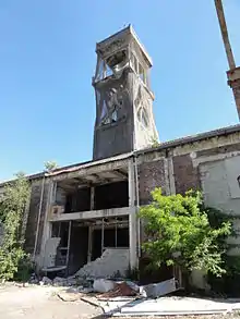 Vue arrière du chevalement en béton armé de la fosse no 6, le puits se trouve sous le chevalement.