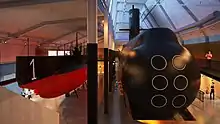 Deux générations très différentes de sous-marins suédois dans la salle des sous-marins du Musée naval de Karlskrona : le HMS Hajen, en service de 1905 à 1922, et le HMS Neptun, en service de 1980 à 1998.