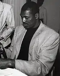 Hakeem Olajuwon signant un autographe.