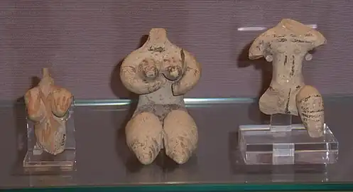 Figurines féminines provenant de Tell Arpachiyah et Chagar Bazar, Halaf récent (v. 5 600 - 5 200 av. J.-C.).  British Museum.