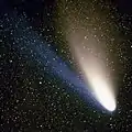 Comète dont les deux queues jaune et bleue sont discernables.