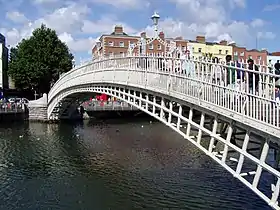 Ha'penny Bridge, passerelle au-dessus de la Liffey.