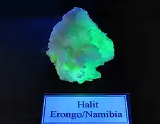 Fluorescence de l'halite d'Erongo, Namibie. Musée minéralogique de Bonn.