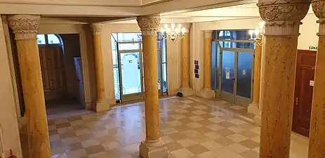 Le grand hall vu depuis l'escalier.