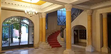 Le grand hall d'entrée avec ses luminaires, son escalier et ses verreries de Francis Chigot.