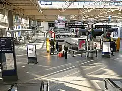 Hall voyageurs de la gare de Rennes au-dessus des voies.