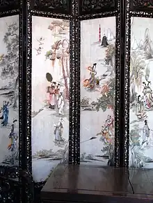 Paravent, châssis d'ébène, incrustations de nacre et panneaux de soie brodée. Thèmes: littérature chinoise. Hall de la Chine, Kunstkamera Saint-Pétersbourg