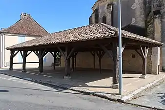 La halle, adossée à l'église.