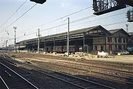 Ancienne halle à marchandises de l'ex-gare des Batignolles, vue depuis la gare de Pont-Cardinet côté Paris.