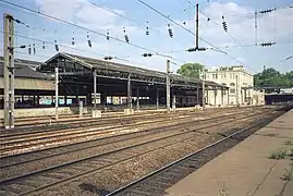 Ancienne halle à marchandises de l'ex-gare des Batignolles, vue depuis la gare de Pont-Cardinet côté banlieue.