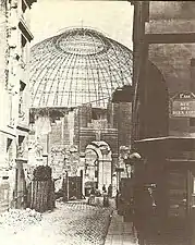 La rue Sauval, menant à la Halle aux blés en cours de démolition, en 1887.