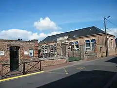 L'école primaire, derrière la mairie.