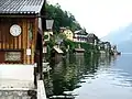 Le village de Hallstatt au bord du Hallstättersee.