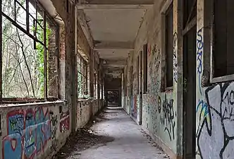 Corridor d'un bâtiment militaire abandonné, Liège, Belgique.