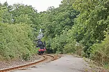 Le quai et la voie en direction de Paimpol. Avant le passage de La Vapeur du Trieux qui ne marque pas l'arrêt ; seuls, les TER assurent cette desserte facultative