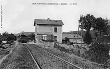 La halte avec son bâtiment du garde barrière et sa voie unique