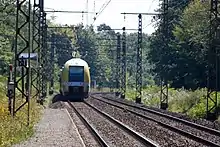 Un élément Z 27500 du TER Bourgogne traverse la halte sans arrêt en direction du sud.