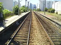 Quais vus de la cabinede conduite d'un trainse dirigeant vers Saint-Cloud.Au fond, les tours de la Défense.