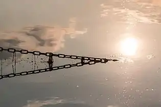 Une chaîne plonge en soirée dans le lac de barrage Halterner Stausee