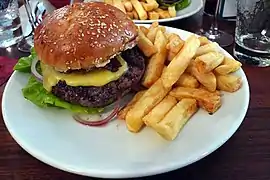 Le Hawksmoor burger à Spitalfields avec des frites