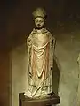 Statue en calcaire d'un saint évêque (chapelle du cimetière).