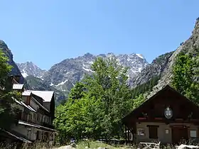 Le bureau des guides et une vue sur la vallée de Celse Nière