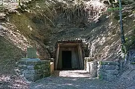 Une entrée de mine rénovée avec des cadres en bois.