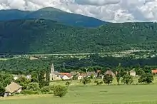 Le hameau de Saint-Barthélémy avec et la délimitation orientale de la vallée en arrière-plan.