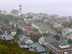 Panorama de l'église et des bâtiments proches, depuis une position élevée.