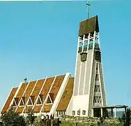 Autre angle sur l'extérieur de l'église.