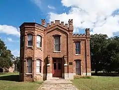 Vue d'un bâtiment en briques rouges;