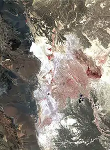 2001 - Oasis Hamoun disparue [Landsat 7]. Disparue pendant la plus grande sécheresse persistante en Asie du Sud et centrale (1999-2001), il en résulta la création de vastes plaines salées (zone blanche).