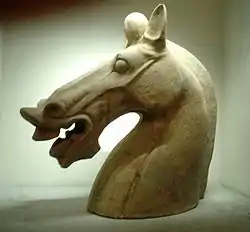 Tête de cheval, terre cuite. Han Orientaux Ier – IIe siècle apr. J.-C., musée Guimet.
