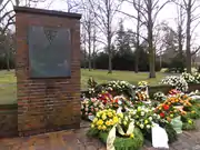 Sur un monument aux morts de Neuengamme à Hambourg, où les lettres KZ ne sont pas des lettres de nationalité, mais plutôt l'abréviation allemande de Konzentrationslager