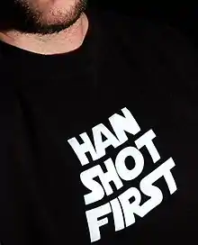 Han shot first écrit en lettres blanches sur un maillot noir.