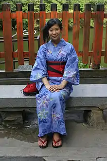 Jeune fille en yukata à Tokyo  .