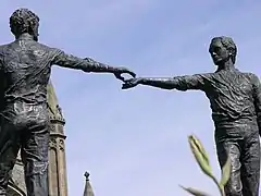 « Hands across the Divide », symbole de liens au-delà de la division intracommunautaire