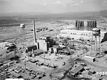 Vue aérienne du réacteur B en juin 1944. Le bâtiment du réacteur se trouve au centre et deux grands châteaux d'eau l'encadrent.