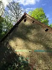 Traces des trois anciens portails d'accès du matériel roulant.