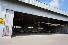 planeurs en hangar.