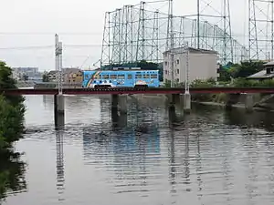 La ligne Hankai dans Nishi-ku.