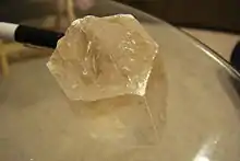 Un cristal naturel de hanksite (roche sédimentaire lacustre) provenant du lac Searles (en) dans le désert des Mojaves.