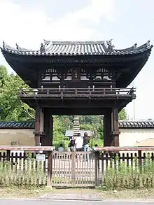 Un rōmon avec balcon et toit unique.