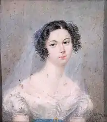 Portrait peint en couleurs d'une femme, teint pâle, cheveux noirs avec des anglaises sur les côtés, portant un voile léger de couleur claire ; signature en noir en bas à droite : Sowgen 1825