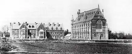 Big School (à droite) peu de temps après sa construction - années 1860