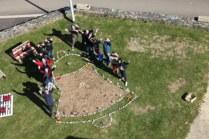 Un même projet : la mise en valeur de la Cloche de la Paix Yvonne Jeanne Angèle, avec les associations Temps Libre, La Cloche de la Paix et le Local Jeunes.