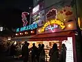 Devanture à enseignes lumineuses en néon publicitaires à Harajuku.
